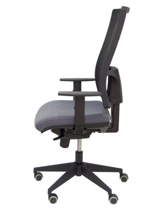 Silla de oficina Horna con mecanismo Sincro tapizada con Tela color Gris oscuro y malla color Negro. Equipada con lumbar 1D, Brazos 1D y Ruedas de parqué