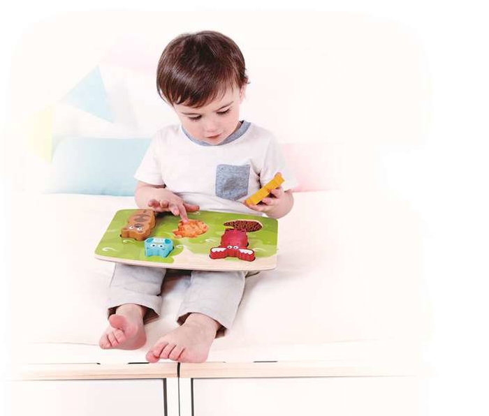 Hape Puzzle Táctil de Animales del Bosque para Niños, 29.4 x 20.8 x 2.6 cm - Modelos Surtidos, Juguete Educativo Multilingüe