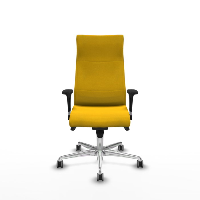 Sillón Albacete con mecanismo Sincro tapizada con Tela color Amarillo. Equipado con Base aluminio, Brazos 1D y Ruedas 65 mm parqué