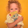 Clementoni Muñeca Suave Cherry Terry 17601 - Peluche con texturas, lavable, +0 meses (idiomas: español, inglés, francés, alemán, italiano, portugués)