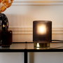 Home Deco Factory Lampara de Mesa Negra con Luz Suave, Translucida, Vidrio en Relieve, para Mesita de Noche o Escritorio, 11.5 cm d., 15 cm h., E14