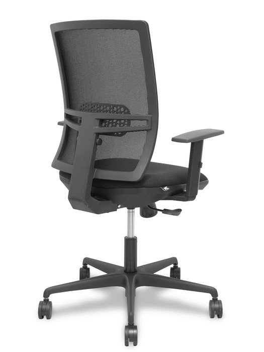 Silla de oficina Yunquera con mecanismo Sincro tapizada con Tela color Negro. Equipada con lumbar 1D, Brazos 1D y Ruedas 65mm nailon