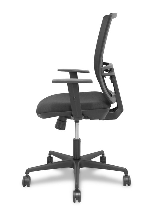 Silla de oficina Yunquera con mecanismo Sincro tapizada con Tela color Negro. Equipada con lumbar 1D, Brazos 1D y Ruedas 65mm nailon