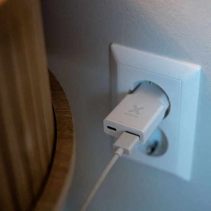 Xtorm XG2SL033 Cargador de Pared 33W con 2 Puertos USB-C PD y USB-A Quick Charge 3.0 para Smartphone, Tableta, Reloj Inteligente - Color Blanco