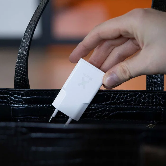 Xtorm XG2SL033 Cargador de Pared 33W con 2 Puertos USB-C PD y USB-A Quick Charge 3.0 para Smartphone, Tableta, Reloj Inteligente - Color Blanco