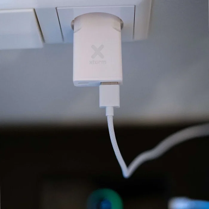 Xtorm XG2SL033 Cargador de Pared 33W con 2 Puertos USB-C PD y USB-A Quick Charge 3.0 para Smartphone, Tableta, Reloj Inteligente - Color Blanco