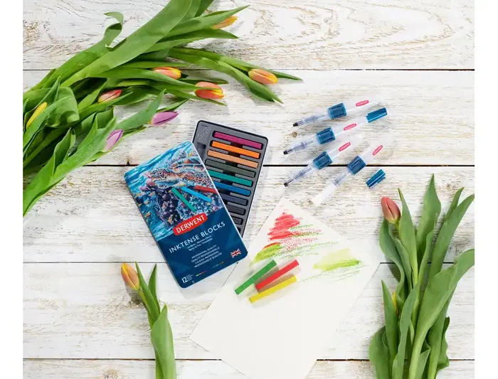 Derwent Barra Acuarelable Inktense Caja Metálica de 12 Unidades Colores Surtidos, Trazos Vivos Solubles en Agua