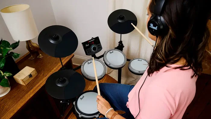 PEARL Batería Electrónica E-Roadshow ERS-1000 Kit Completo con Pads de Malla, 150 Sonidos, Metrónomo, Incluye Baquetas, Sillín y Auriculares