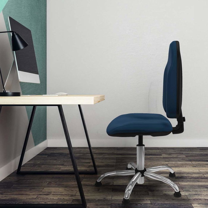 Silla de oficina Algarra con mecanismo Contacto permanente básico tapizada con Similpiel color Turquesa. Equipada con Base cromada, Sin brazosy Topes