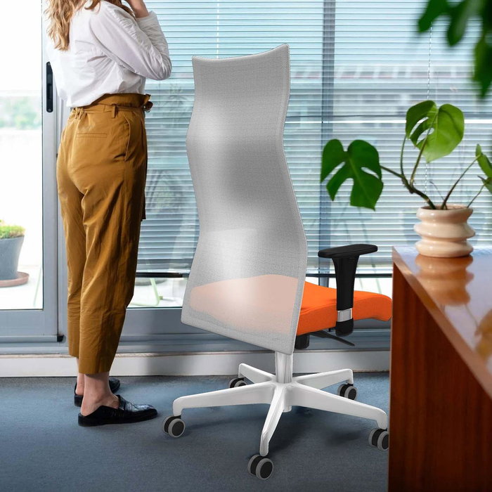 Sillón Albacete con mecanismo Sincro tapizada con Tela color Verde petróleo y malla color Gris. Equipado con Base poliamida blanca, Brazos 1D y Ruedas 65 mm parqué