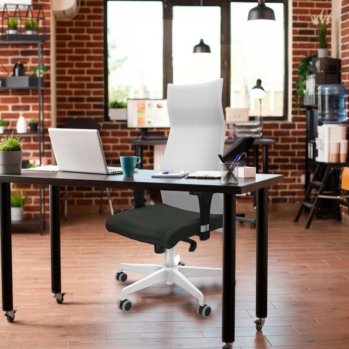 Sillón Albacete con mecanismo Sincro tapizada con Tela color Verde petróleo y malla color Gris. Equipado con Base poliamida blanca, Brazos 1D y Ruedas 65 mm parqué