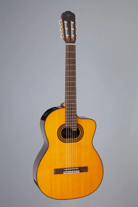 Takamine GC6CE-NAT Guitarra clásica electroacústica con tapa de abeto macizo y nogal