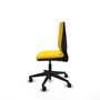 Silla de oficina Elche con mecanismo Contacto permanente básico tapizada con Similpiel color Amarillo. Equipada con Base piramidal negra, Sin brazos y Ruedas 65mm nailon