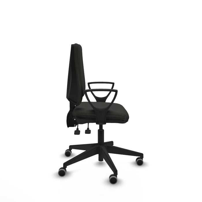 Silla de oficina Elche con mecanismo Asincro tapizada con Tela color Negro. Equipada con Base piramidal negra, Brazos fijos y Ruedas 65 mm parqué