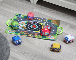 Alfombra de Actividades de Circuito de Coches en Textil para Niños +12 Meses - Juego con 6 Vehículos Blanditos y Bolsa de Transporte