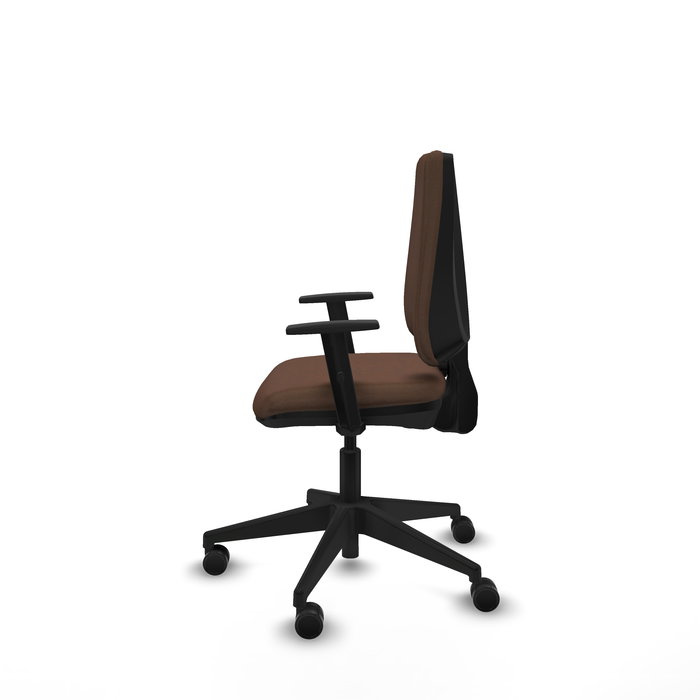 Silla de oficina Elche con mecanismo Contacto permanente básico tapizada con Tela color Marrón oscuro. Equipada con Base piramidal negra, Brazos 1D y Ruedas 65mm nailon