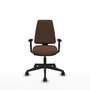 Silla de oficina Elche con mecanismo Contacto permanente básico tapizada con Tela color Marrón oscuro. Equipada con Base piramidal negra, Brazos 1D y Ruedas 65mm nailon
