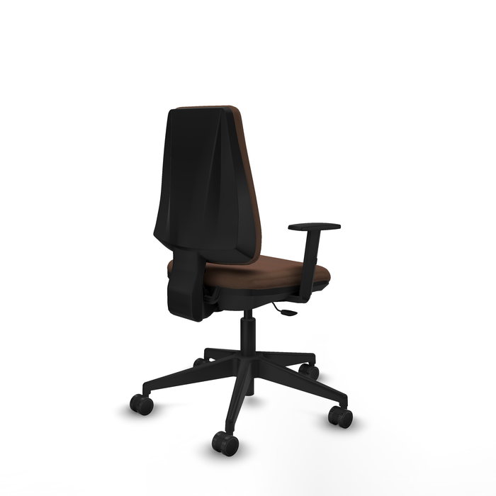 Silla de oficina Elche con mecanismo Contacto permanente básico tapizada con Tela color Marrón oscuro. Equipada con Base piramidal negra, Brazos 1D y Ruedas 65mm nailon