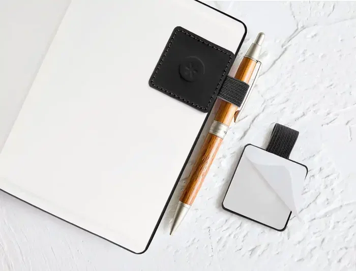 Antartik Portaboligrafos Autoadhesivo para Cuaderno Note con Elastico hasta 15 mm Grosor, Negro