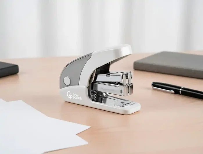 Liderpapel Grapadora micro blanca con regalo de 1000 grapas
