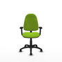 Silla de oficina Algarra con mecanismo Contacto permanente básico tapizada con Similpiel color Pistacho. Equipada con Base poliamida negra, Brazos 2D y Ruedas autofrenantes