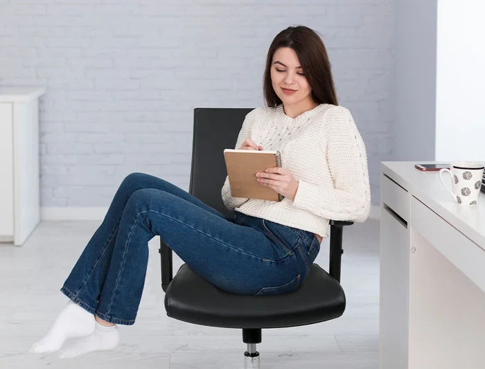 Q-connect Silla giratoria respaldo medio similpiel regulable en altura 980+100x630x625 mm color negro para oficina ergonómica 200 kg