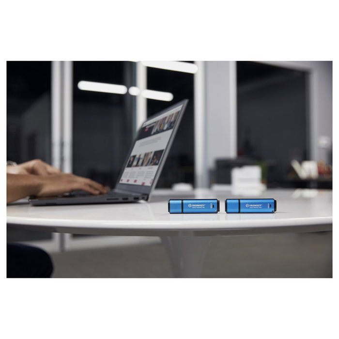 Kingston IronKey Vault Privacy 50C 256GB USB-C 3.2 Gen 1 Llavero Seguro AES-256 FIPS 197 Resistente al Agua IPX8 Negro y Azul