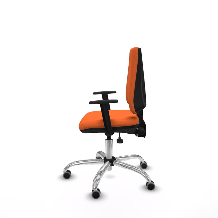Silla de oficina Elche con mecanismo Asincro tapizada con Tela color Naranja. Equipada con Base cromada, Brazos 1D y Ruedas 65 mm parqué