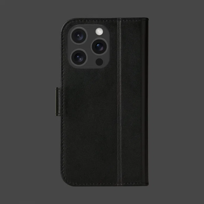 Dbramante1928 Copenhagen - Funda Folio de Cuero Negro para Apple iPhone 16 Pro (6.3") con Soporte, Cierre Magnético, Cargador Inalámbrico y Bolsillo para 3 Tarjetas