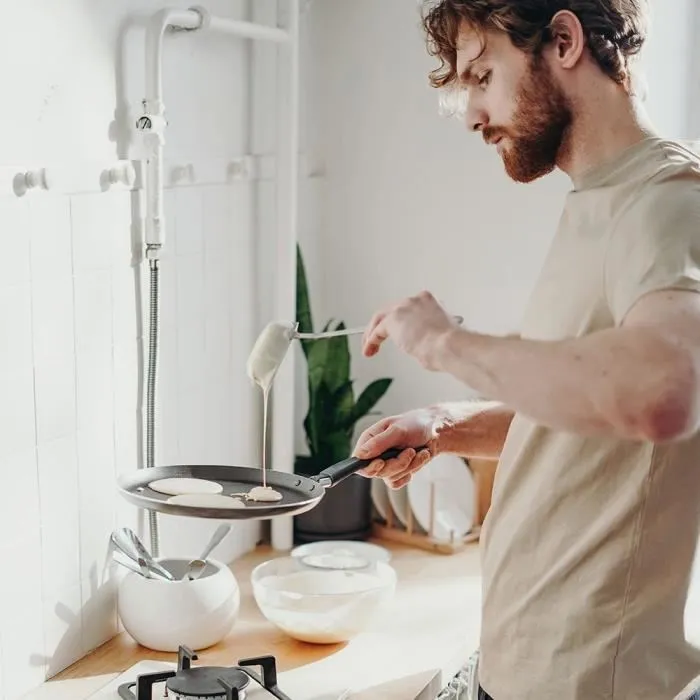 GSW Crepera 456715 de Aluminio con Exterior de Silicona Roja, 26 cm, para Todo Tipo de Fuegos Incluida Inducción, con Espátula