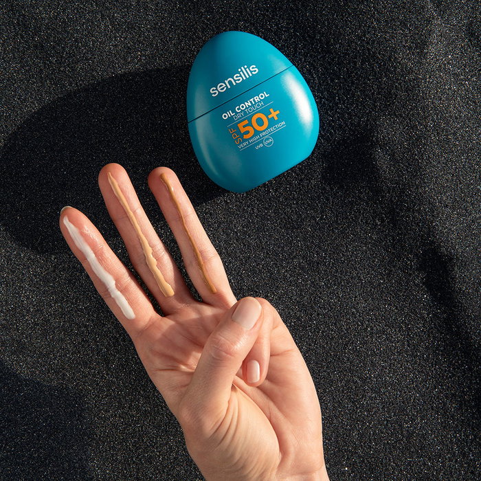 Sensilis - OIL CONTROL DRY TOUCH Protector Solar con Color SPF50+ Tono Medium 40 ml - Protección UVA/UVB/HEV/IR-A para Piel Grasa, Acabado Mate y Uniforme