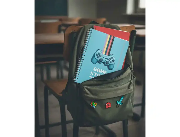 Liderpapel Agenda Escolar Game On 2026-2027 A5 Día Página, Espiral, Azul, Bilingüe, Papel FSC 80g, con Gomilla y Pegatinas