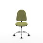 Silla de oficina Algarra con mecanismo Contacto permanente básico tapizada con Tela color Verde oliva. Equipada con Base cromada, Sin brazos y Ruedas de nailon 50 mm