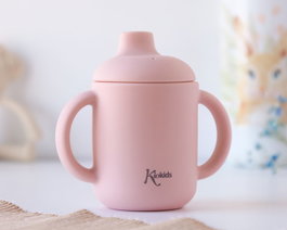 KioKids Taza de Silicona Rosa con Asas para Bebé +4 Meses Ecológica Apta Microondas y Lavavajillas