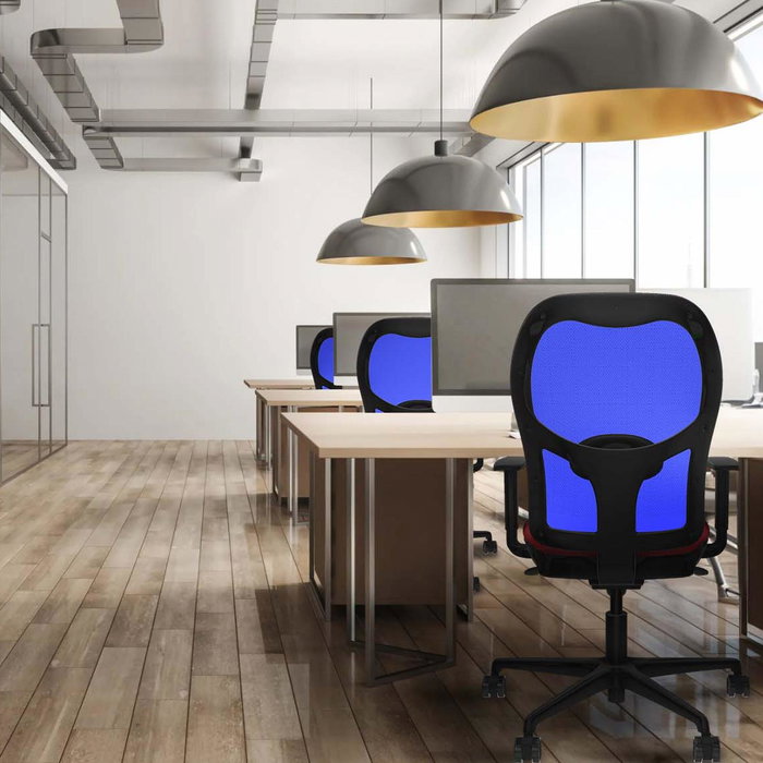 Silla de oficina Jorquera con mecanismo Sincro tapizada con Similpiel color Turquesa y malla color Azul. Equipada con lumbar 1D, Brazos 1D y Ruedas 65mm nailon