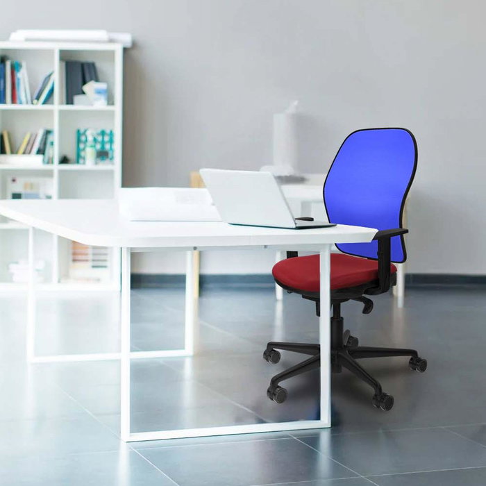 Silla de oficina Jorquera con mecanismo Sincro tapizada con Similpiel color Turquesa y malla color Azul. Equipada con lumbar 1D, Brazos 1D y Ruedas 65mm nailon