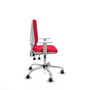 Silla de oficina Elche con mecanismo Asincro tapizada con Tela color Rojo. Equipada con Base cromada, Reposabrazos blancos y Ruedas 65 mm parqué