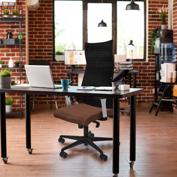 Sillón Albacete con mecanismo Sincro tapizada con Tela color Azul cielo y malla color Negro. Equipado con Base nailon negra, Brazos 1D y Ruedas 65mm nailon