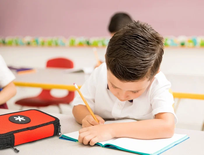 Antartik Estuche escolar de tela rojo con doble cremallera, 28 piezas Antartik Estuche escolar de tela rojo con doble cremallera, 28 piezas