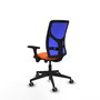 Silla de oficina Motilla con mecanismo Sincro tapizada con Tela color Naranja y malla color Azul. Equipada con lumbar 1D, Brazos 3D y Ruedas 65 mm parqué