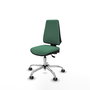 Silla de oficina Elche con mecanismo Asincro tapizada con Tela color Verde esmeralda. Equipada con Base cromada, Sin brazos y Ruedas 65 mm parqué