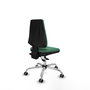 Silla de oficina Elche con mecanismo Asincro tapizada con Tela color Verde esmeralda. Equipada con Base cromada, Sin brazos y Ruedas 65 mm parqué