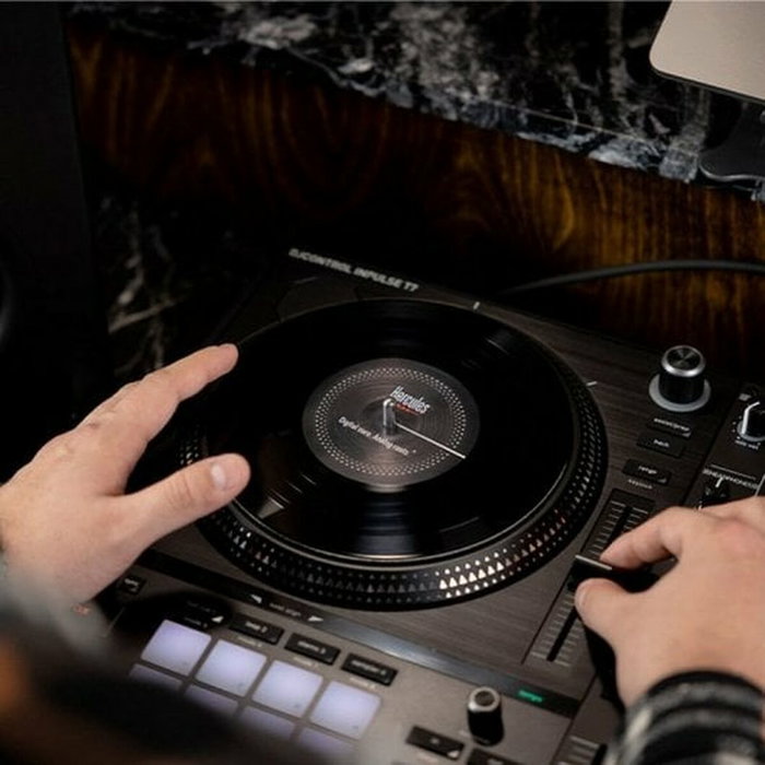 Hercules DJControl INpulse T7 - Controladora DJ motorizada negra