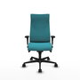 Sillón Albacete con mecanismo Sincro tapizada con Tela color Turquesa. Equipado con Base nailon negra, Brazos 1D y Ruedas 65mm nailon
