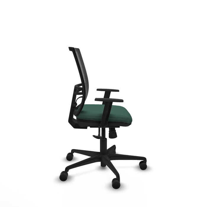 Silla de oficina Yunquera con mecanismo Sincro tapizada con Tela color Verde botella y malla color Negro. Equipada con lumbar 1D, Brazos 1D y Ruedas 65mm nailon