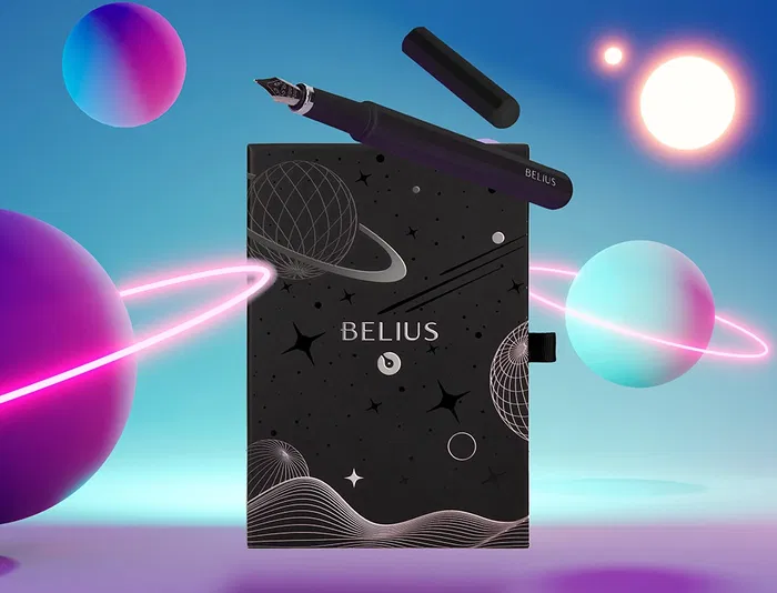 Belius Pluma Space B y Funda de Similpiel, Negro, Tinta Azul, Caja de Diseño Minimalista, Bolígrafo con Estilo