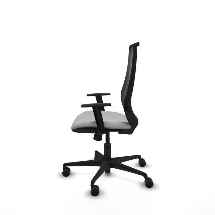 Silla de oficina Mardos con mecanismo Sincro tapizada con Tela color Gris claro y malla color Negro. Equipada con lumbar 1D, Brazos 1D y Ruedas 65mm nailon
