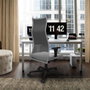 Sillón Albacete con mecanismo Sincro tapizada con Tela color Gris claro y malla color Negro. Equipado con Base nailon negra, Brazos 1D y Ruedas 65mm nailon