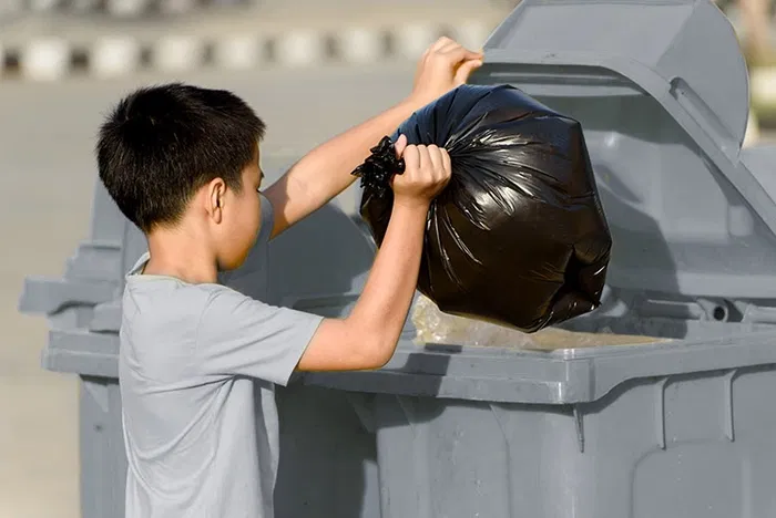 Q-connect Papelera Contenedor Plástico Gris 100 L con Tapa y Ruedas 750x470x370 mm