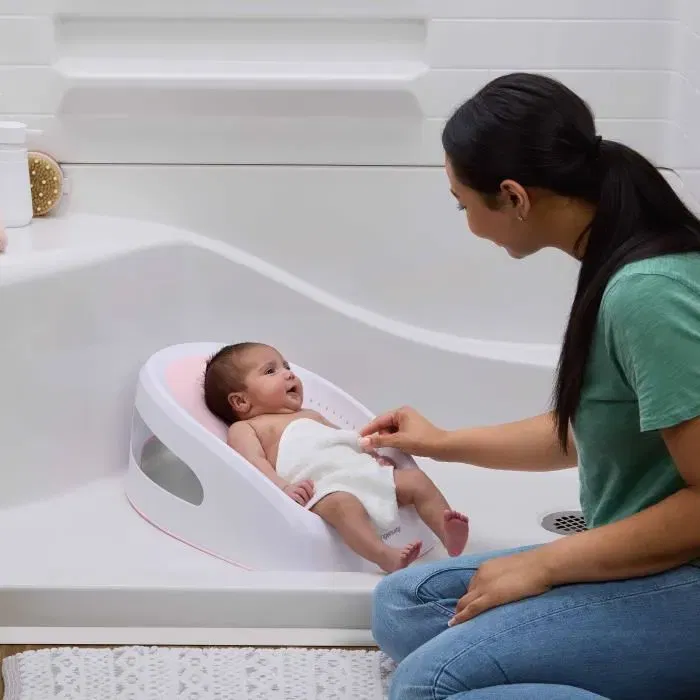 Ingenuity 19577013 Asiento de Baño Antideslizante para Bebés de 0 a 6 Meses o 9 kg, Asiento Perforado para Dejar Fluir el Agua, Rosa